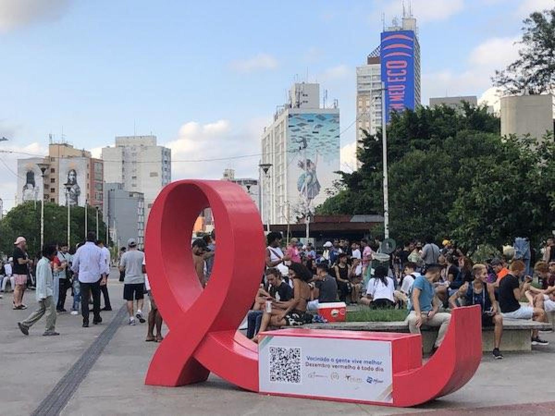 Banco em forma de laço propõe conscientização sobre HIV e aids