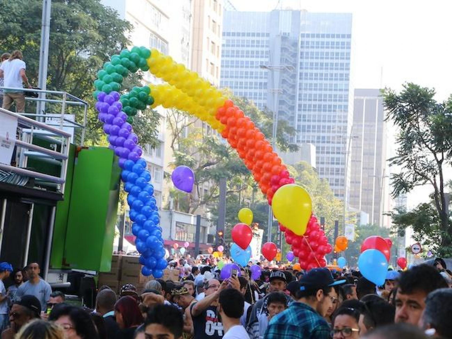 Parada LGBT+ volta à Paulista pedindo voto representativo à comunidade